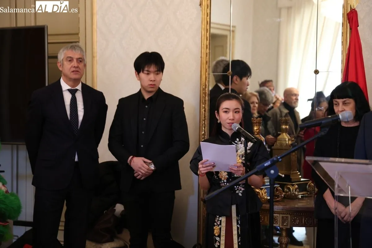El alcalde de Salamanca, Carlos García Carbayo, recibe al escultor Xu Hongfei y a las personas participantes en la programación del Año Nuevo Chino. Foto de David Sañudo