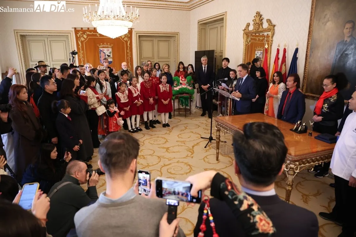 El alcalde de Salamanca, Carlos García Carbayo, recibe al escultor Xu Hongfei y a las personas participantes en la programación del Año Nuevo Chino. Foto de David Sañudo
