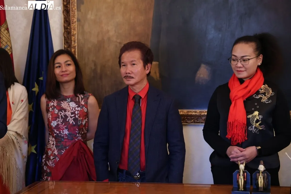 El alcalde de Salamanca, Carlos García Carbayo, recibe al escultor Xu Hongfei y a las personas participantes en la programación del Año Nuevo Chino. Foto de David Sañudo
