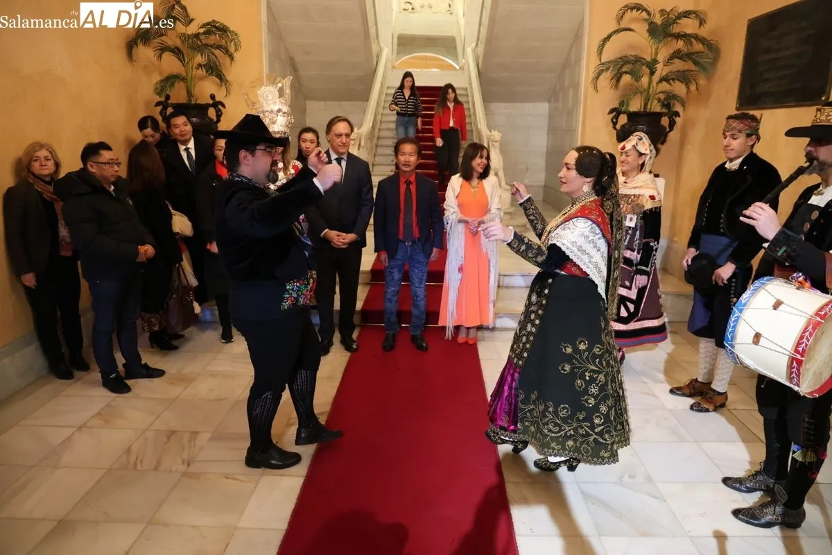 El alcalde de Salamanca, Carlos García Carbayo, recibe al escultor Xu Hongfei y a las personas participantes en la programación del Año Nuevo Chino. Foto de David Sañudo