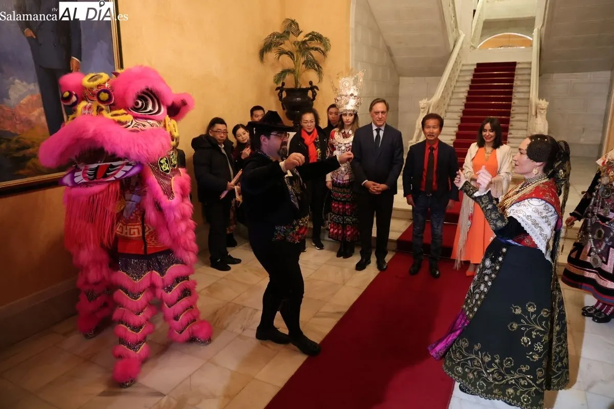 El alcalde de Salamanca, Carlos García Carbayo, recibe al escultor Xu Hongfei y a las personas participantes en la programación del Año Nuevo Chino. Foto de David Sañudo