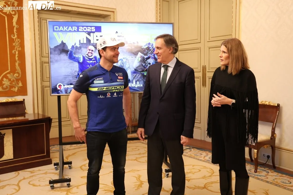 El alcalde de Salamanca, Carlos García Carbayo, recibe al piloto Lorenzo Santolino tras su participación en el Rally Dakar. Foto de David Sañudo