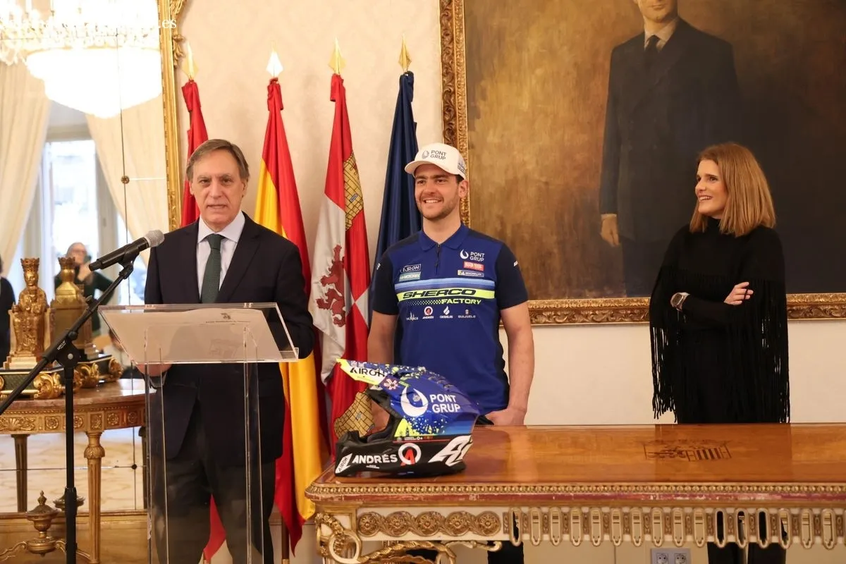 El alcalde de Salamanca, Carlos García Carbayo, recibe al piloto Lorenzo Santolino tras su participación en el Rally Dakar. Foto de David Sañudo