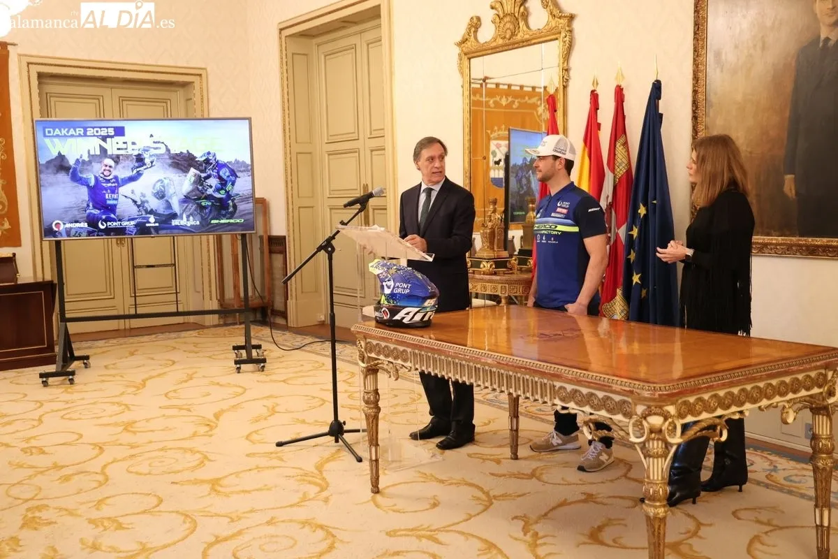 El alcalde de Salamanca, Carlos García Carbayo, recibe al piloto Lorenzo Santolino tras su participación en el Rally Dakar. Foto de David Sañudo