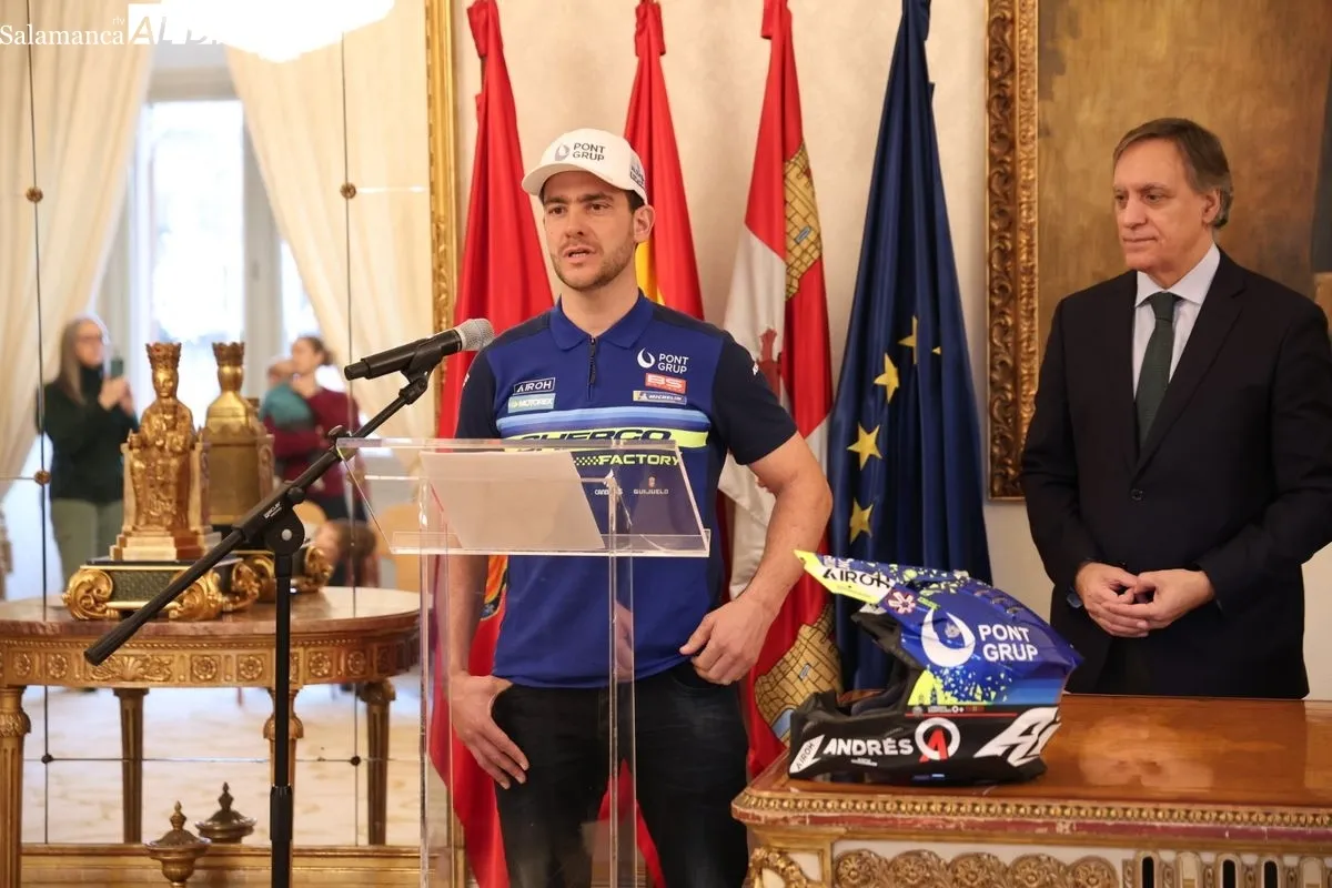 El alcalde de Salamanca, Carlos García Carbayo, recibe al piloto Lorenzo Santolino tras su participación en el Rally Dakar. Foto de David Sañudo