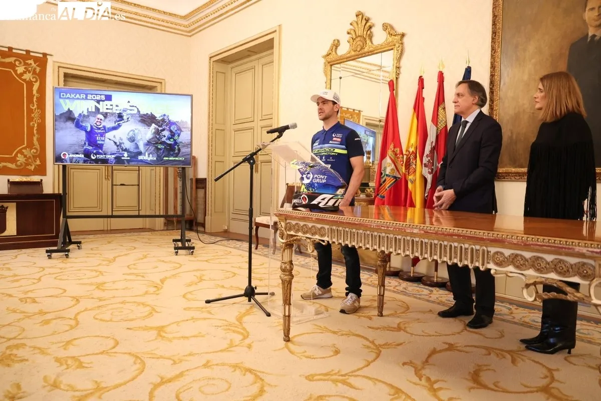 El alcalde de Salamanca, Carlos García Carbayo, recibe al piloto Lorenzo Santolino tras su participación en el Rally Dakar. Foto de David Sañudo