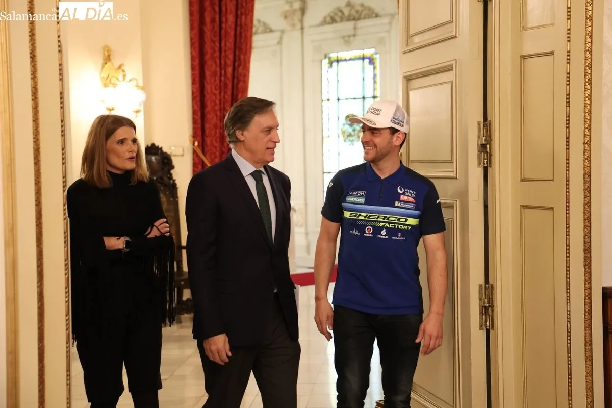 El alcalde de Salamanca, Carlos García Carbayo, recibe al piloto Lorenzo Santolino tras su participación en el Rally Dakar. Foto de David Sañudo