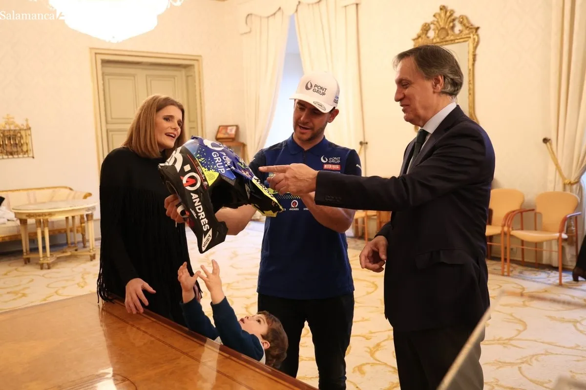 El alcalde de Salamanca, Carlos García Carbayo, recibe al piloto Lorenzo Santolino tras su participación en el Rally Dakar. Foto de David Sañudo
