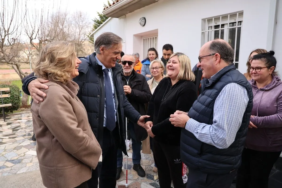 El alcalde de Salamanca, Carlos García Carbayo, visita el Centro de Día de Proyecto Hombre-Fundación Alcándara. Fotos: David Sañudo