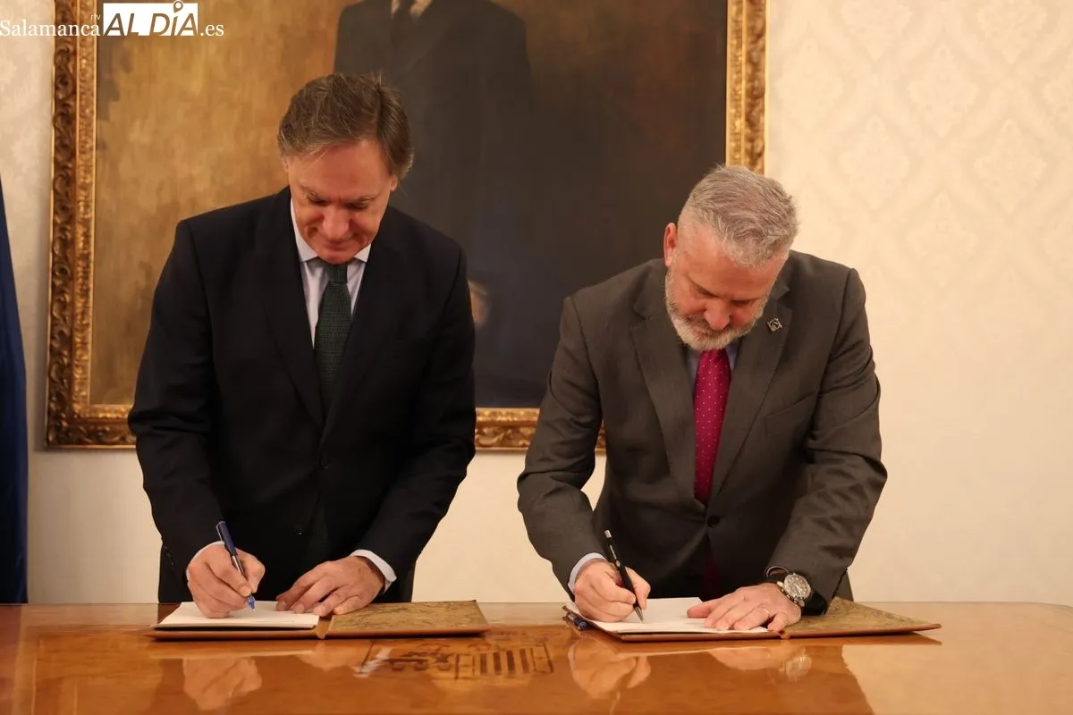 El alcalde de Salamanca, Carlos García Carbayo, y el presidente de la Junta de Semana Santa de Salamanca, Francisco Hernández, firman un convenio de colaboración. Foto de David Sañudo