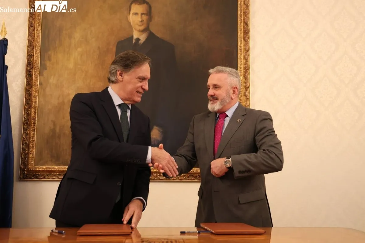 El alcalde de Salamanca, Carlos García Carbayo, y el presidente de la Junta de Semana Santa de Salamanca, Francisco Hernández, firman un convenio de colaboración. Foto de David Sañudo