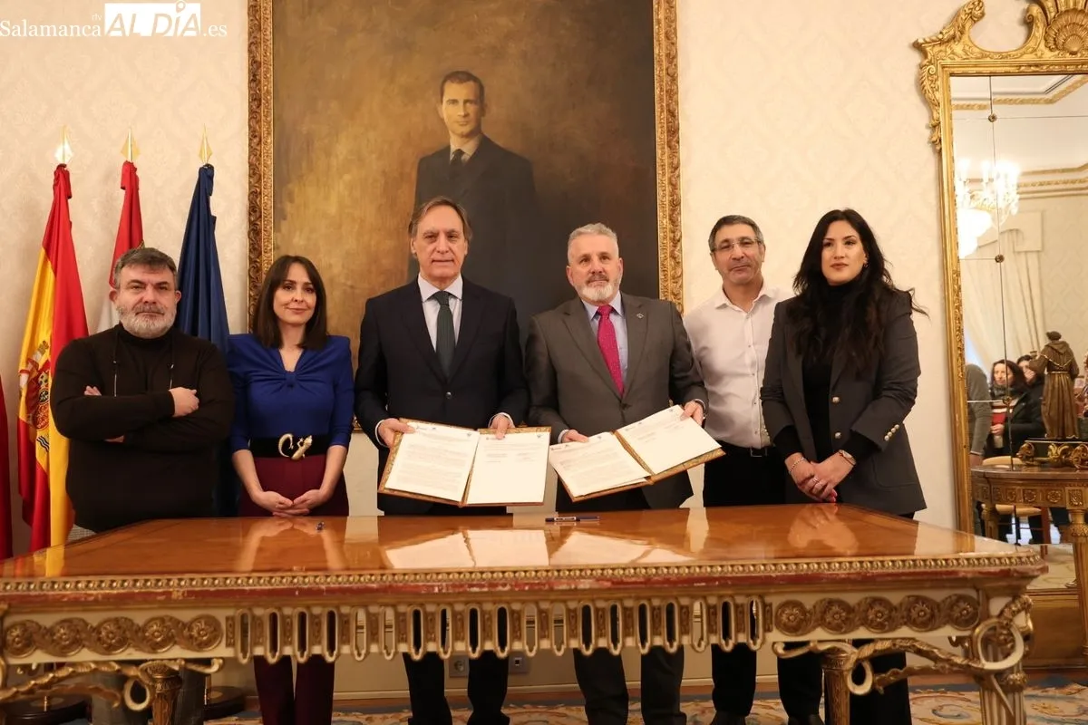 El alcalde de Salamanca, Carlos García Carbayo, y el presidente de la Junta de Semana Santa de Salamanca, Francisco Hernández, firman un convenio de colaboración. Foto de David Sañudo