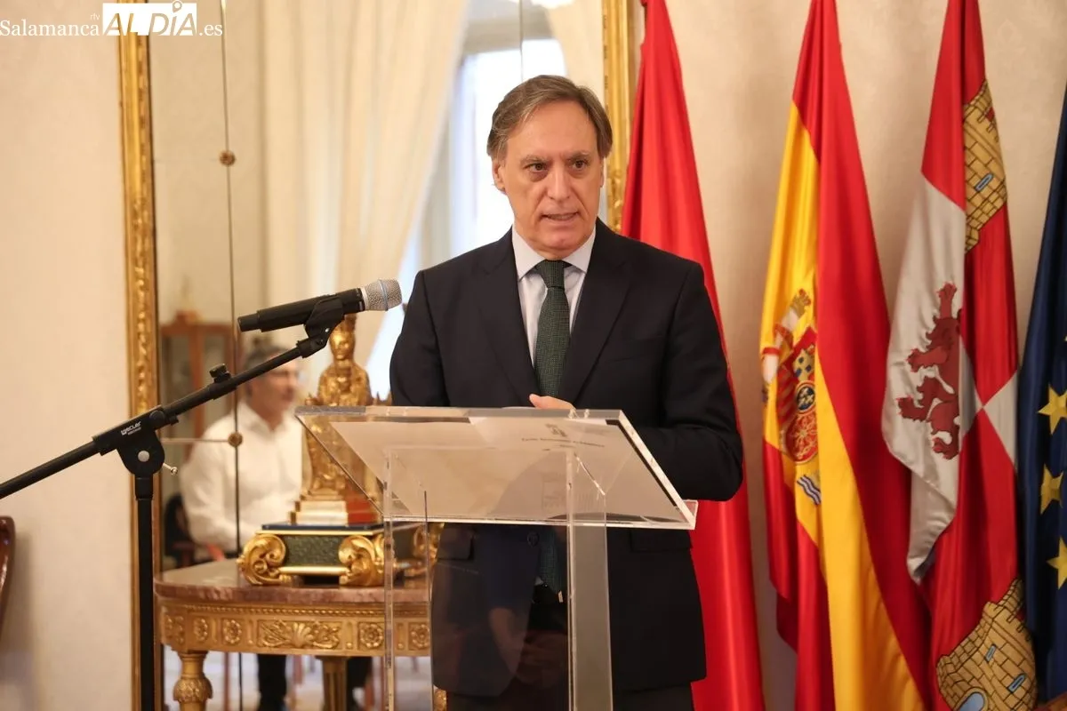 El alcalde de Salamanca, Carlos García Carbayo, y el presidente de la Junta de Semana Santa de Salamanca, Francisco Hernández, firman un convenio de colaboración. Foto de David Sañudo