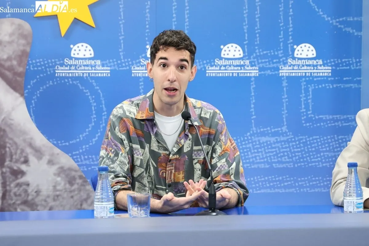 El concejal de Cultura, Ángel Fernández, y el cantante salmantino Nel Rodríguez, ganador del IV Concurso Municipal de Bandas, presentan su nuevo disco y el concierto que ofrecerá en la Sala B. Foto de David Sañudo