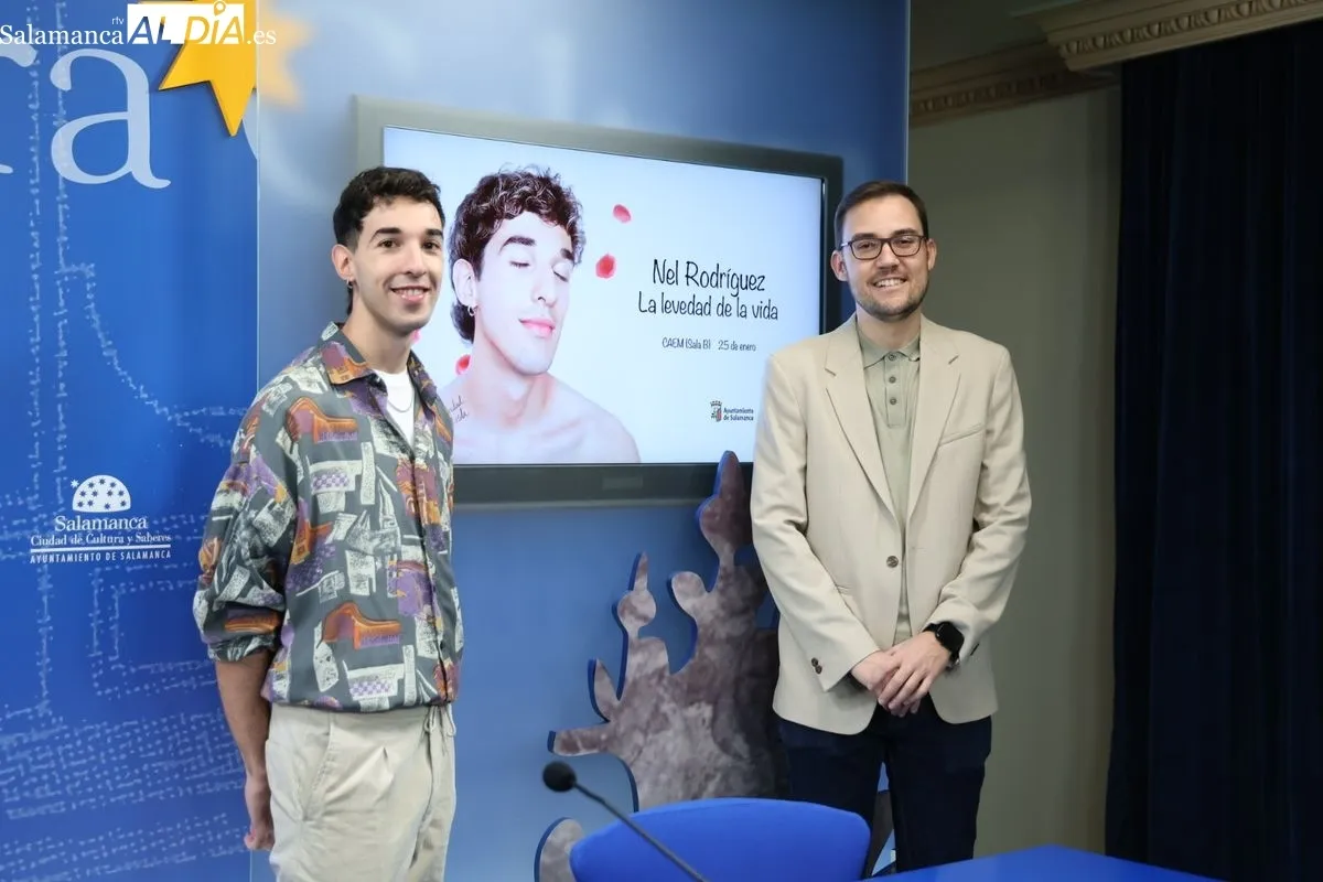 El concejal de Cultura, Ángel Fernández, y el cantante salmantino Nel Rodríguez, ganador del IV Concurso Municipal de Bandas, presentan su nuevo disco y el concierto que ofrecerá en la Sala B. Foto de David Sañudo