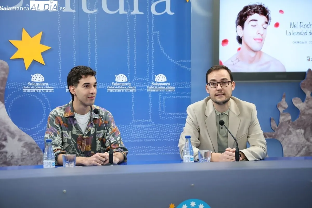 El concejal de Cultura, Ángel Fernández, y el cantante salmantino Nel Rodríguez, ganador del IV Concurso Municipal de Bandas, presentan su nuevo disco y el concierto que ofrecerá en la Sala B. Foto de David Sañudo