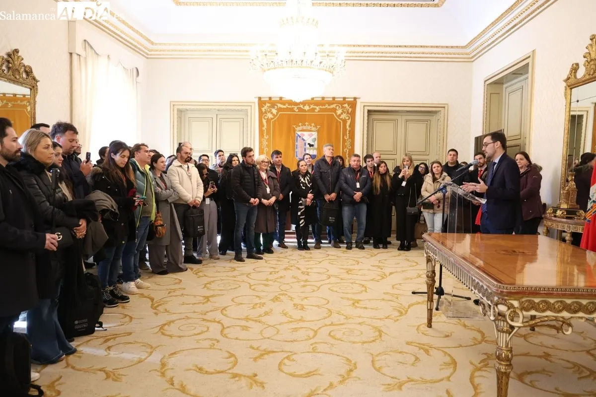 El concejal de Cultura y Turismo, Ángel Fernández, recibe a participantes en la 54º edición de los Cursos de Especialización en Derecho. Foto de David Sañudo
