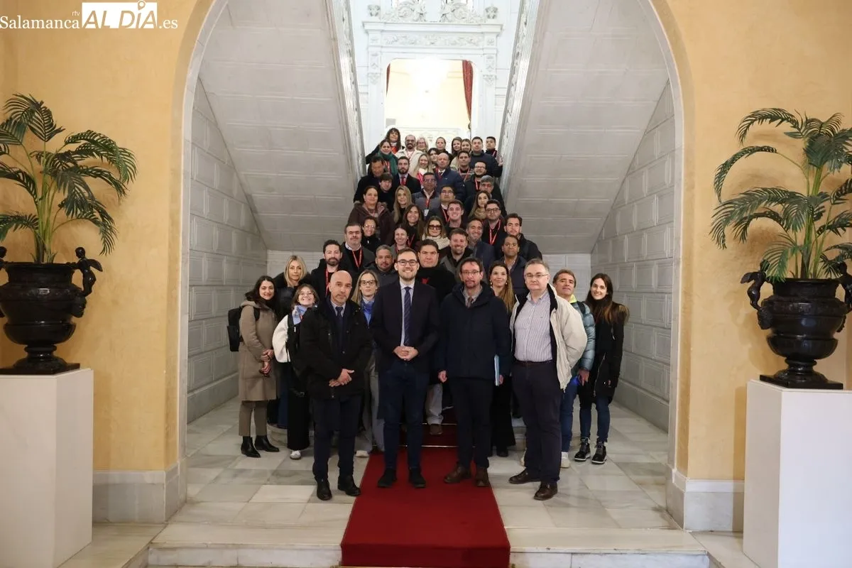 El concejal de Cultura y Turismo, Ángel Fernández, recibe a participantes en la 54º edición de los Cursos de Especialización en Derecho. Foto de David Sañudo