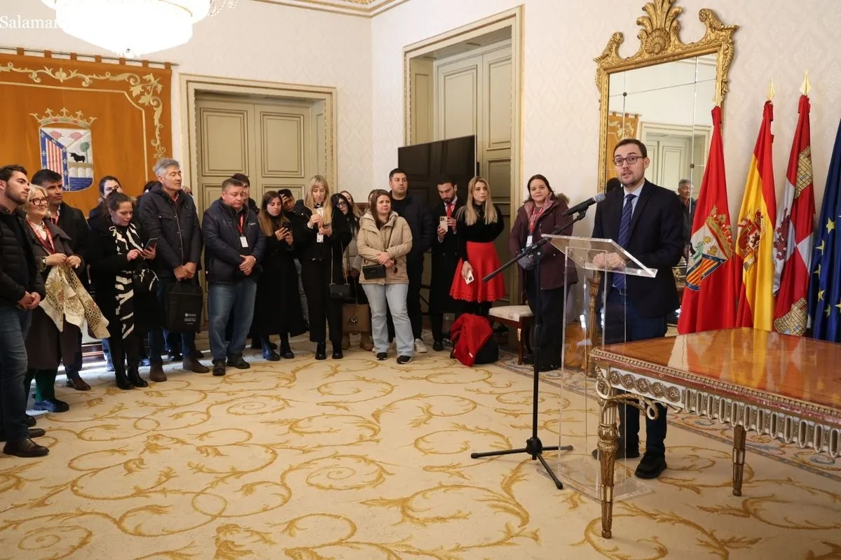 El concejal de Cultura y Turismo, Ángel Fernández, recibe a participantes en la 54º edición de los Cursos de Especialización en Derecho. Foto de David Sañudo