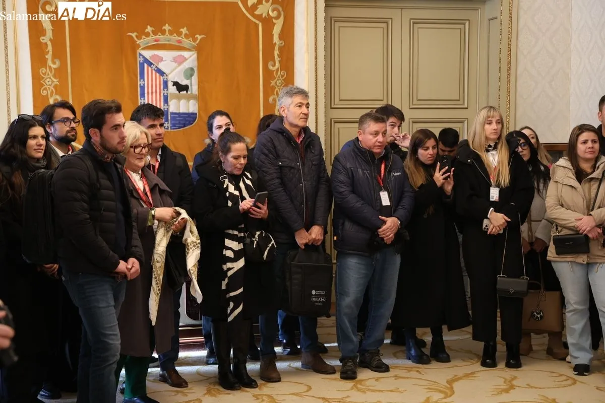 El concejal de Cultura y Turismo, Ángel Fernández, recibe a participantes en la 54º edición de los Cursos de Especialización en Derecho. Foto de David Sañudo