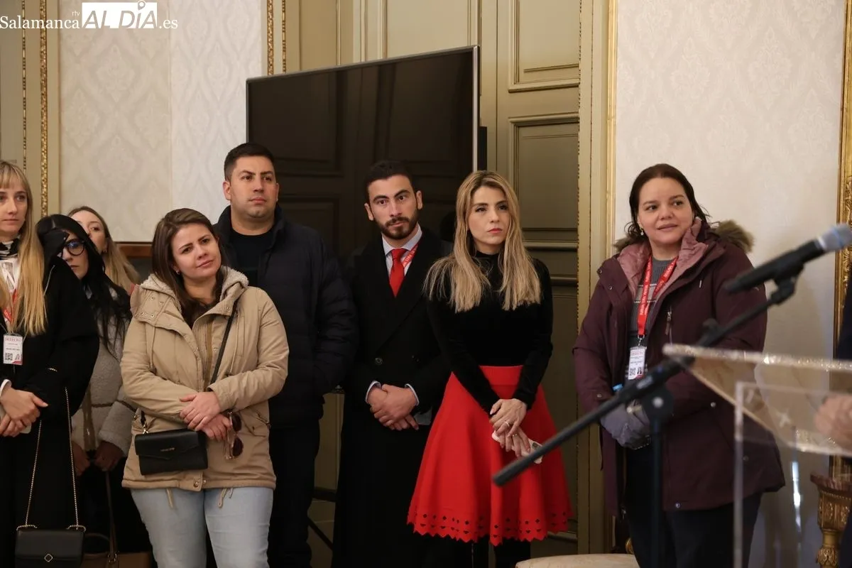 El concejal de Cultura y Turismo, Ángel Fernández, recibe a participantes en la 54º edición de los Cursos de Especialización en Derecho. Foto de David Sañudo