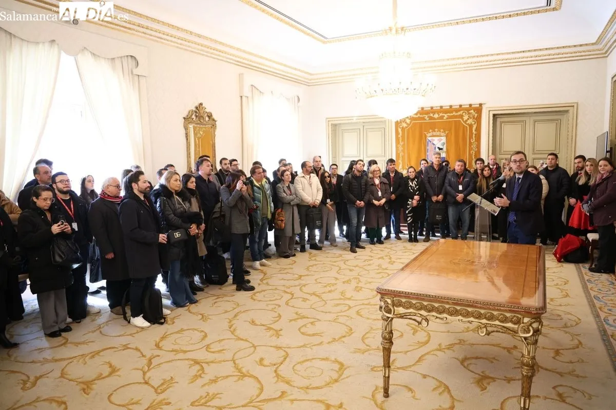 El concejal de Cultura y Turismo, Ángel Fernández, recibe a participantes en la 54º edición de los Cursos de Especialización en Derecho. Foto de David Sañudo