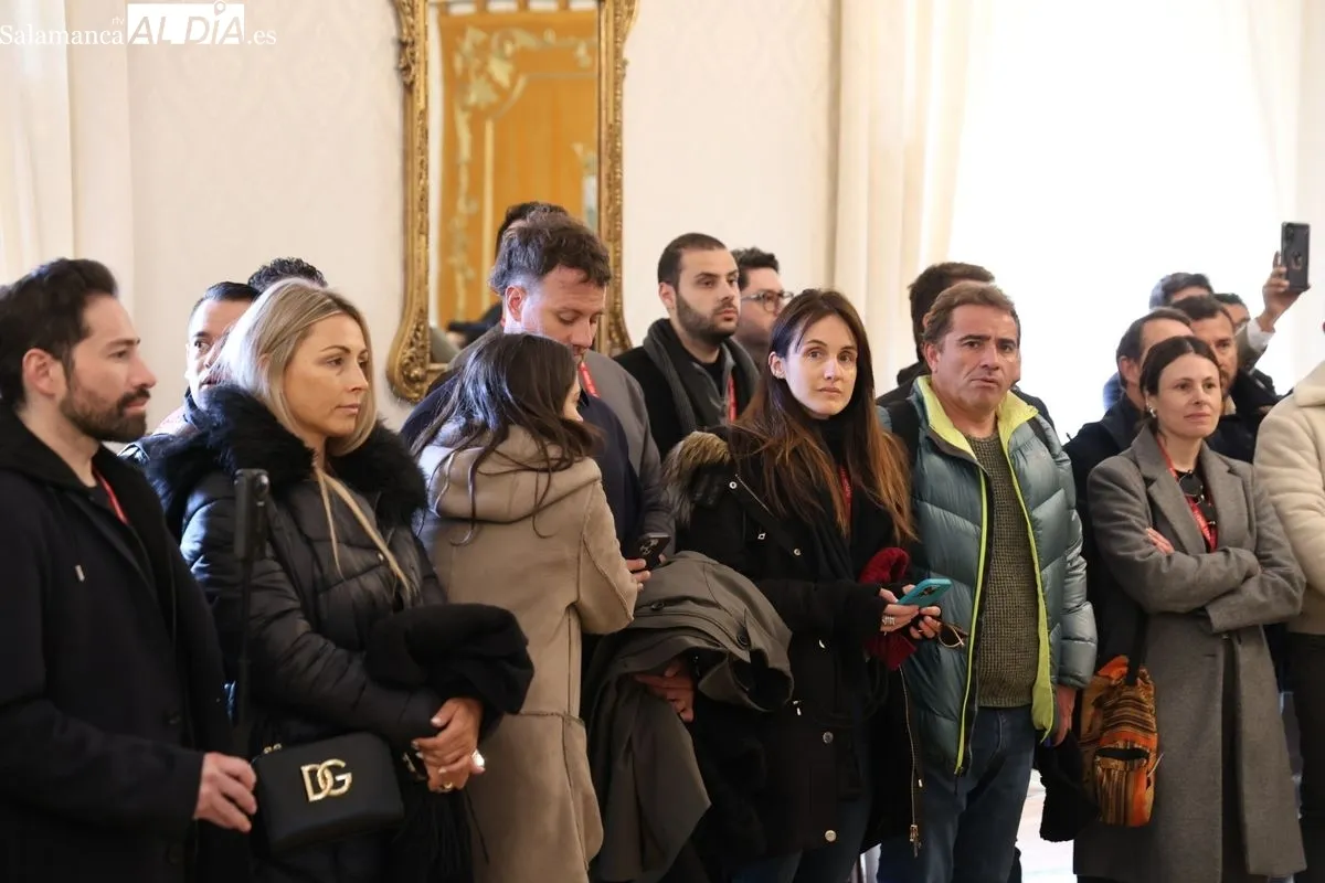 El concejal de Cultura y Turismo, Ángel Fernández, recibe a participantes en la 54º edición de los Cursos de Especialización en Derecho. Foto de David Sañudo