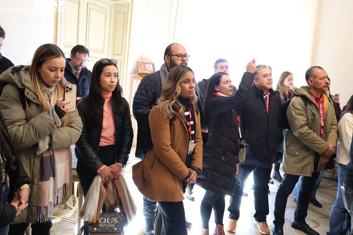 El concejal de Cultura y Turismo, Ángel Fernández, recibe a participantes en la 54º edición de los Cursos de Especialización en Derecho. Foto de David Sañudo
