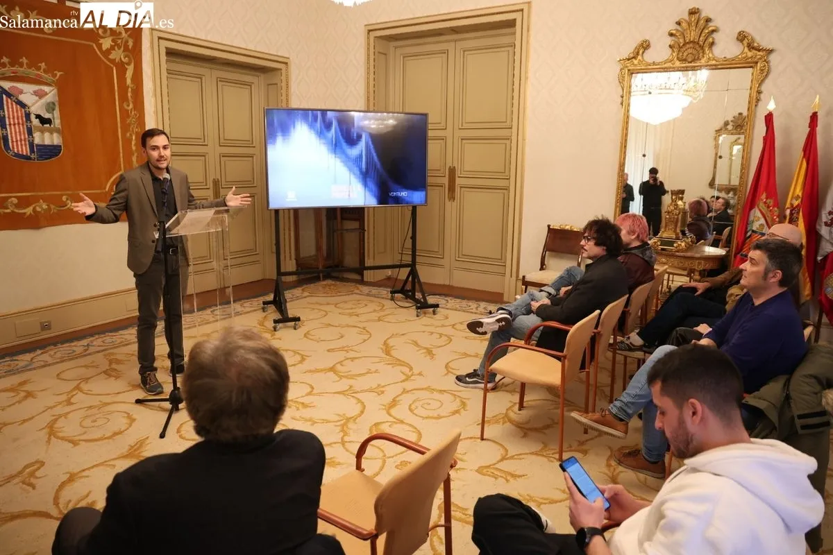 El concejal de Turismo, Ángel Fernández, presenta el videoclip que han grabado en Salamanca los grupos Despistaos y Veintiuno. Foto de David Sañudo