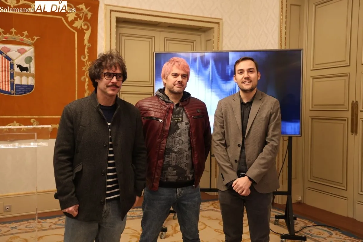 El concejal de Turismo, Ángel Fernández, presenta el videoclip que han grabado en Salamanca los grupos Despistaos y Veintiuno. Foto de David Sañudo