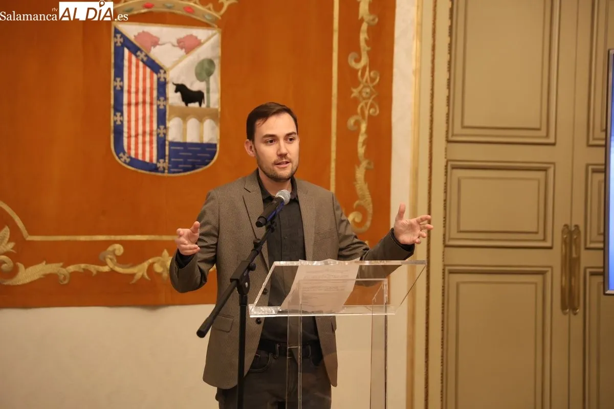 El concejal de Turismo, Ángel Fernández, presenta el videoclip que han grabado en Salamanca los grupos Despistaos y Veintiuno. Foto de David Sañudo