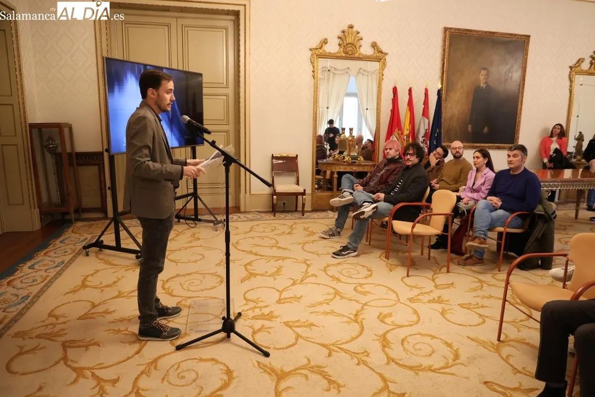 El concejal de Turismo, Ángel Fernández, presenta el videoclip que han grabado en Salamanca los grupos Despistaos y Veintiuno. Foto de David Sañudo