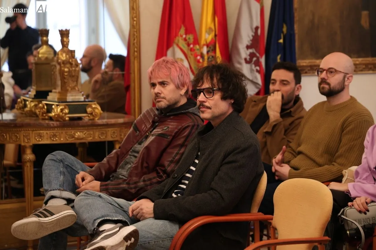 El concejal de Turismo, Ángel Fernández, presenta el videoclip que han grabado en Salamanca los grupos Despistaos y Veintiuno. Foto de David Sañudo