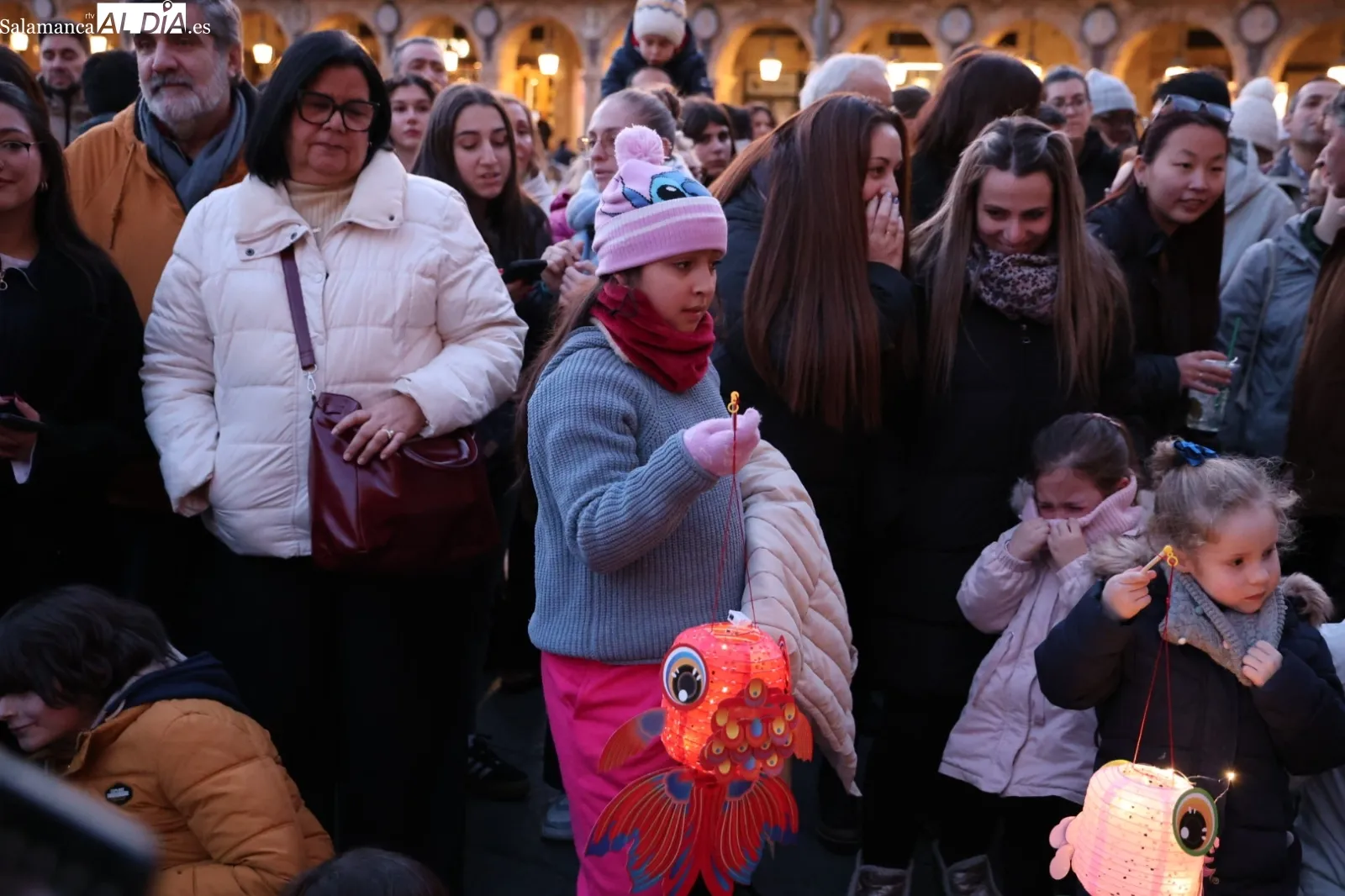 Encendido de farolillos tradicionales chinos en la calle Zamora, seguidos de desfile tradicional, baile y música en la Plaza Mayor. Fotos: David Sañudo