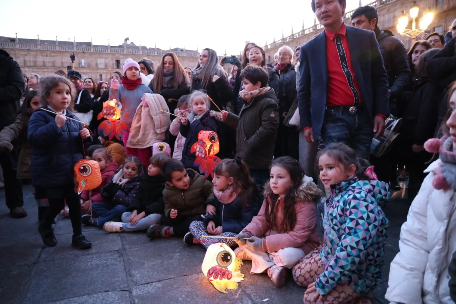 Encendido de farolillos tradicionales chinos en la calle Zamora, seguidos de desfile tradicional, baile y música en la Plaza Mayor. Fotos: David Sañudo