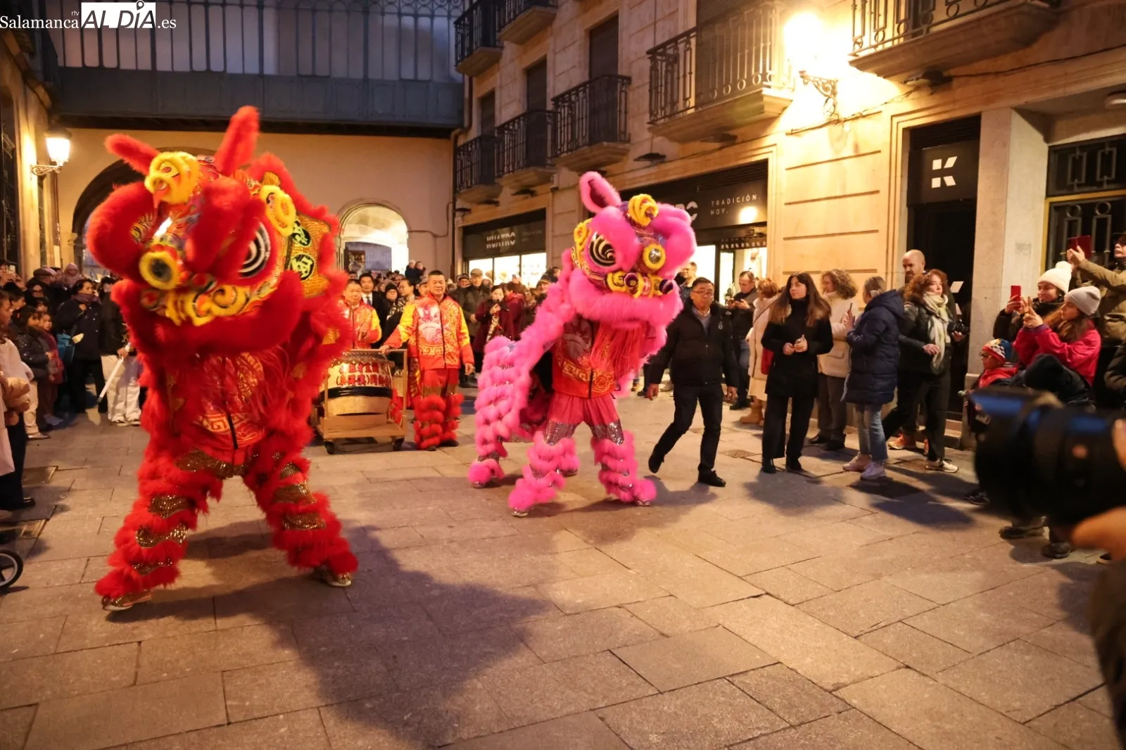 Encendido de farolillos tradicionales chinos en la calle Zamora, seguidos de desfile tradicional, baile y música en la Plaza Mayor. Fotos: David Sañudo