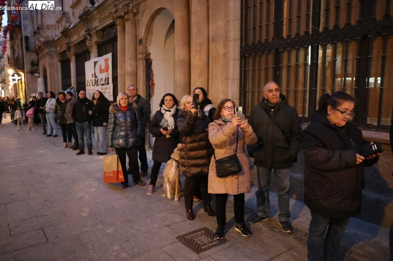 Encendido de farolillos tradicionales chinos en la calle Zamora, seguidos de desfile tradicional, baile y música en la Plaza Mayor. Fotos: David Sañudo