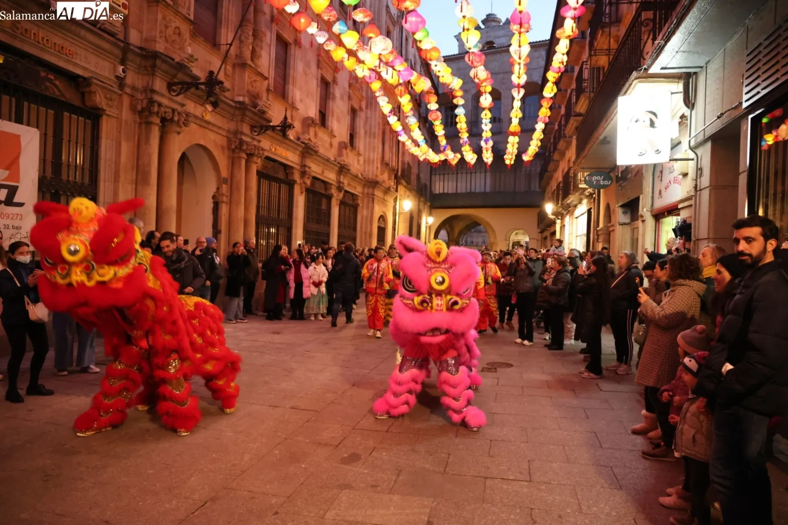 Encendido de farolillos tradicionales chinos en la calle Zamora, seguidos de desfile tradicional, baile y música en la Plaza Mayor. Fotos: David Sañudo