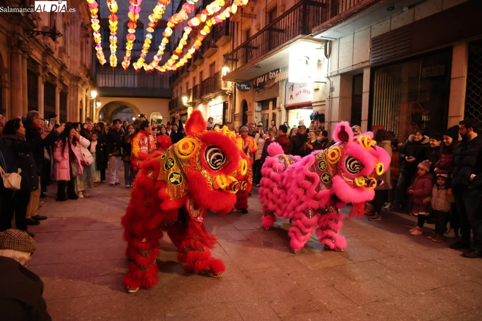 Encendido de farolillos tradicionales chinos en la calle Zamora, seguidos de desfile tradicional, baile y música en la Plaza Mayor. Fotos: David Sañudo