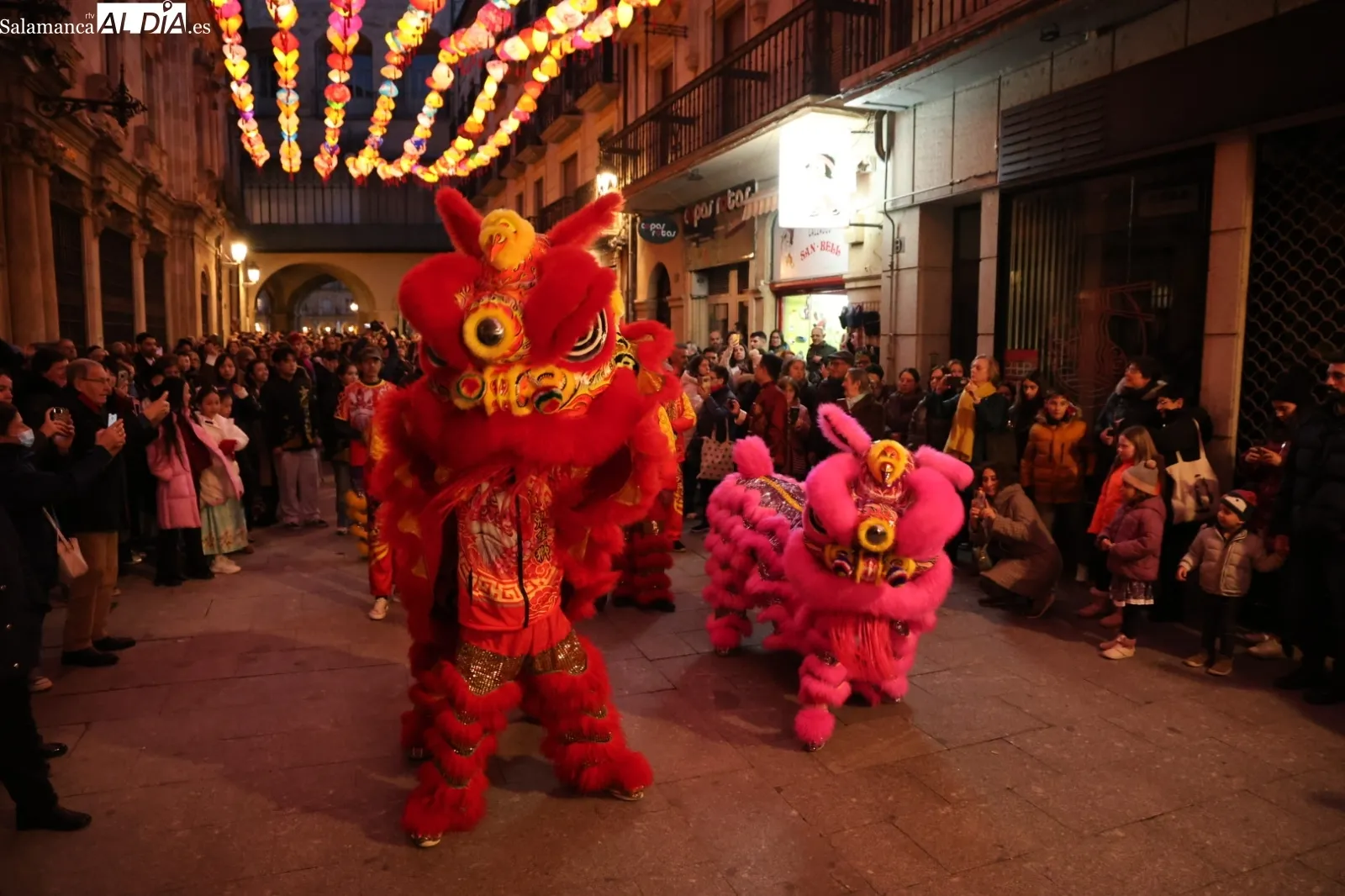 Encendido de farolillos tradicionales chinos en la calle Zamora, seguidos de desfile tradicional, baile y música en la Plaza Mayor. Fotos: David Sañudo