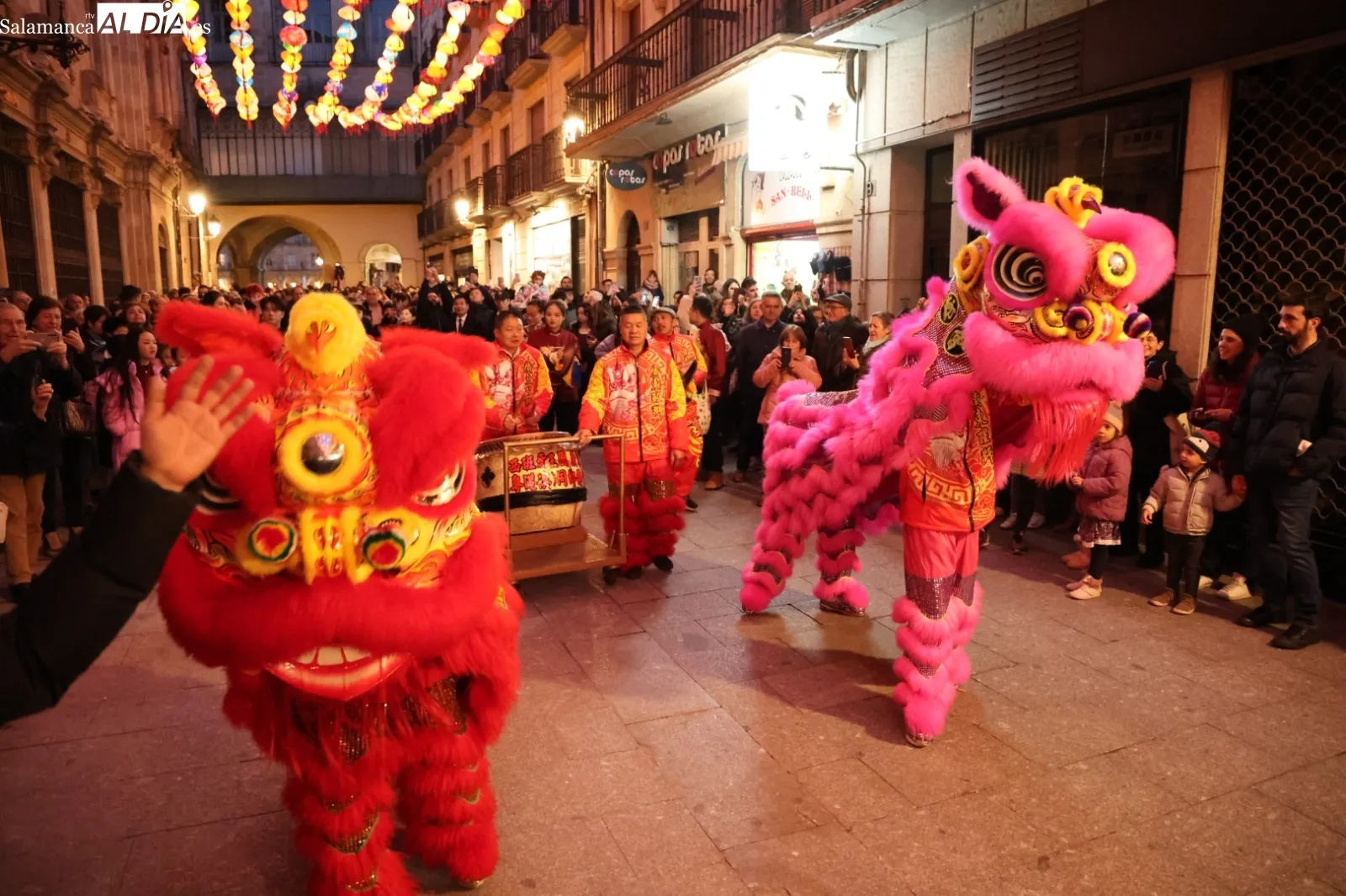 Encendido de farolillos tradicionales chinos en la calle Zamora, seguidos de desfile tradicional, baile y música en la Plaza Mayor. Fotos: David Sañudo
