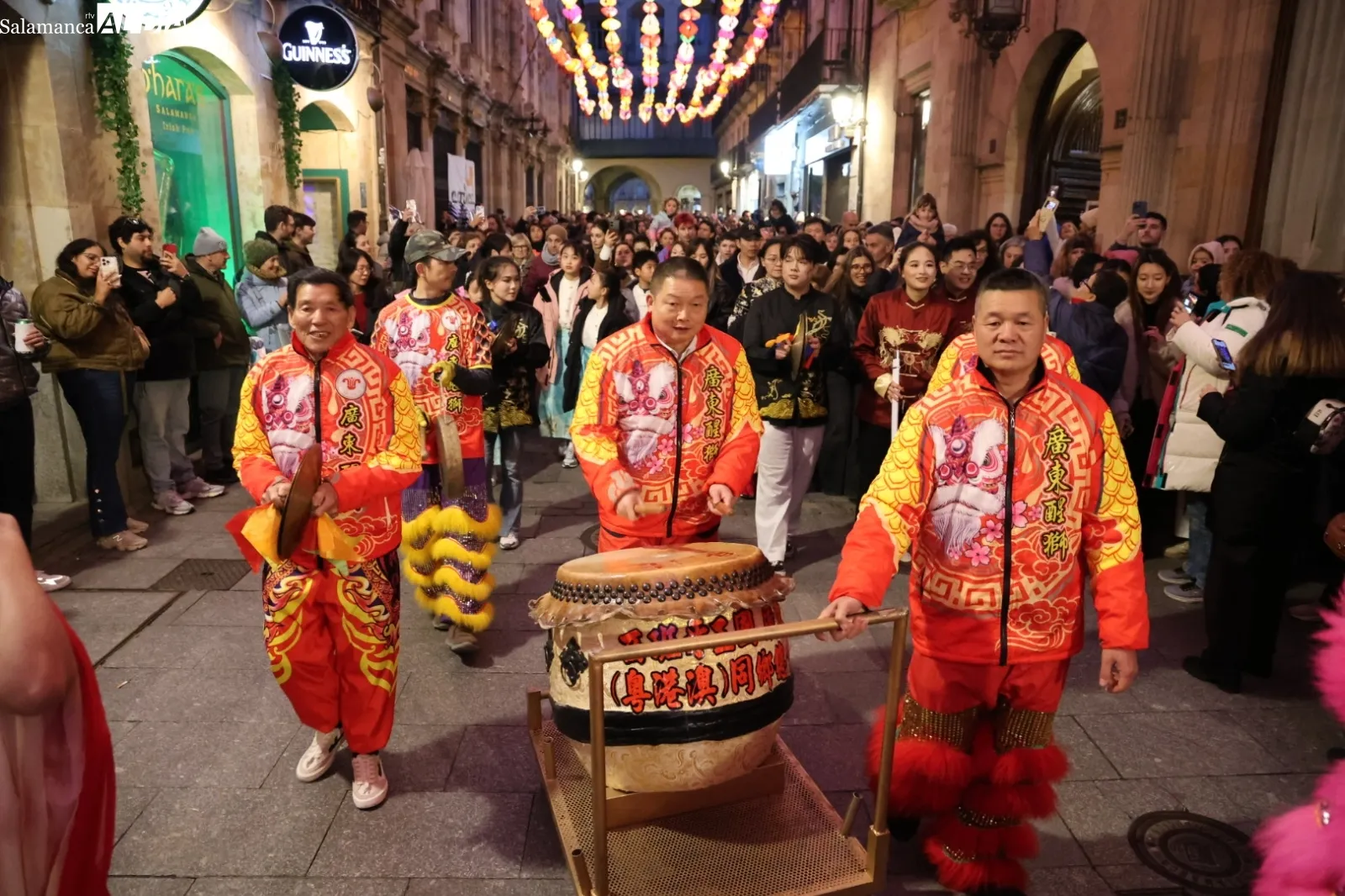 Encendido de farolillos tradicionales chinos en la calle Zamora, seguidos de desfile tradicional, baile y música en la Plaza Mayor. Fotos: David Sañudo