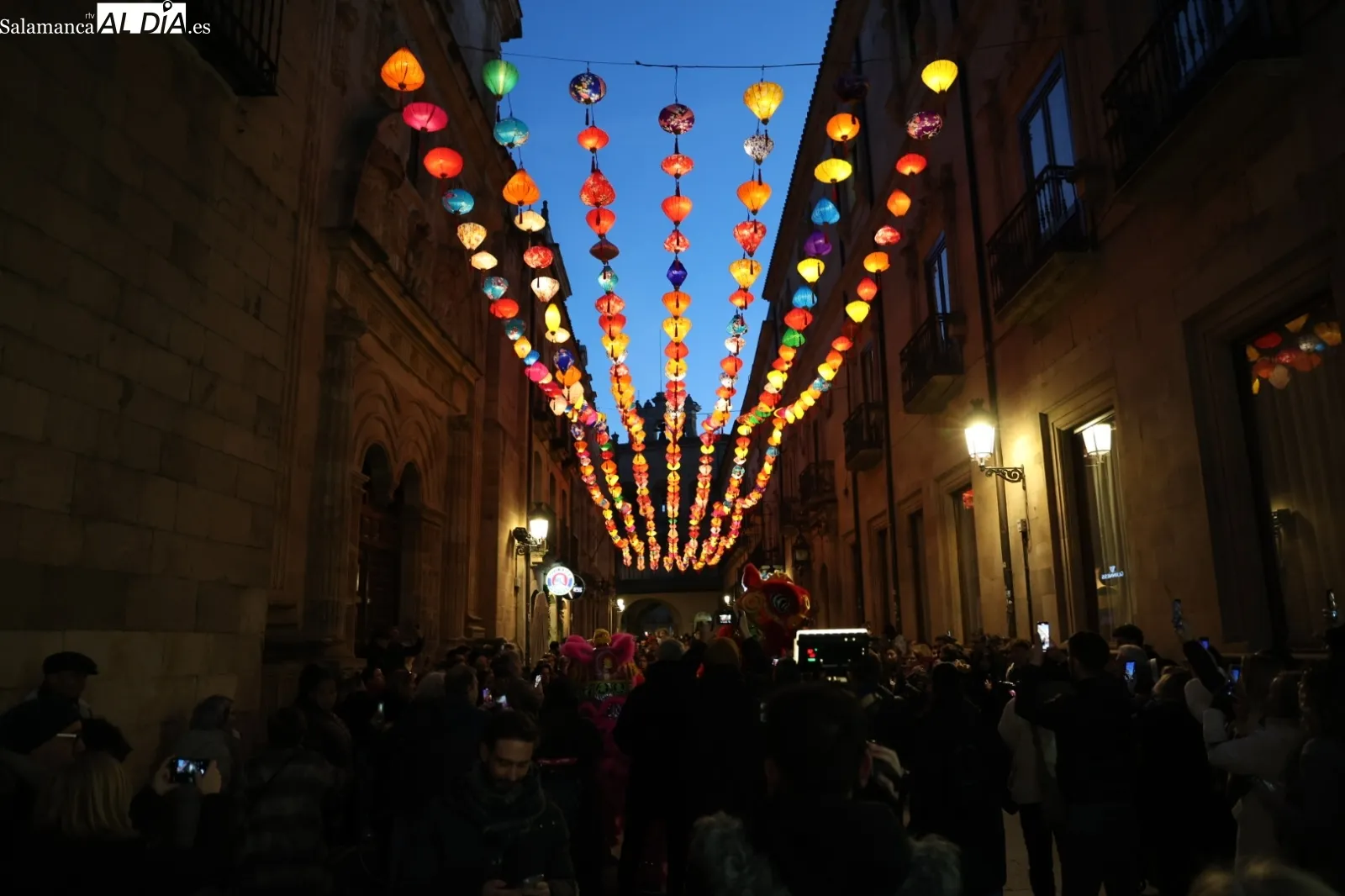 Encendido de farolillos tradicionales chinos en la calle Zamora, seguidos de desfile tradicional, baile y música en la Plaza Mayor. Fotos: David Sañudo
