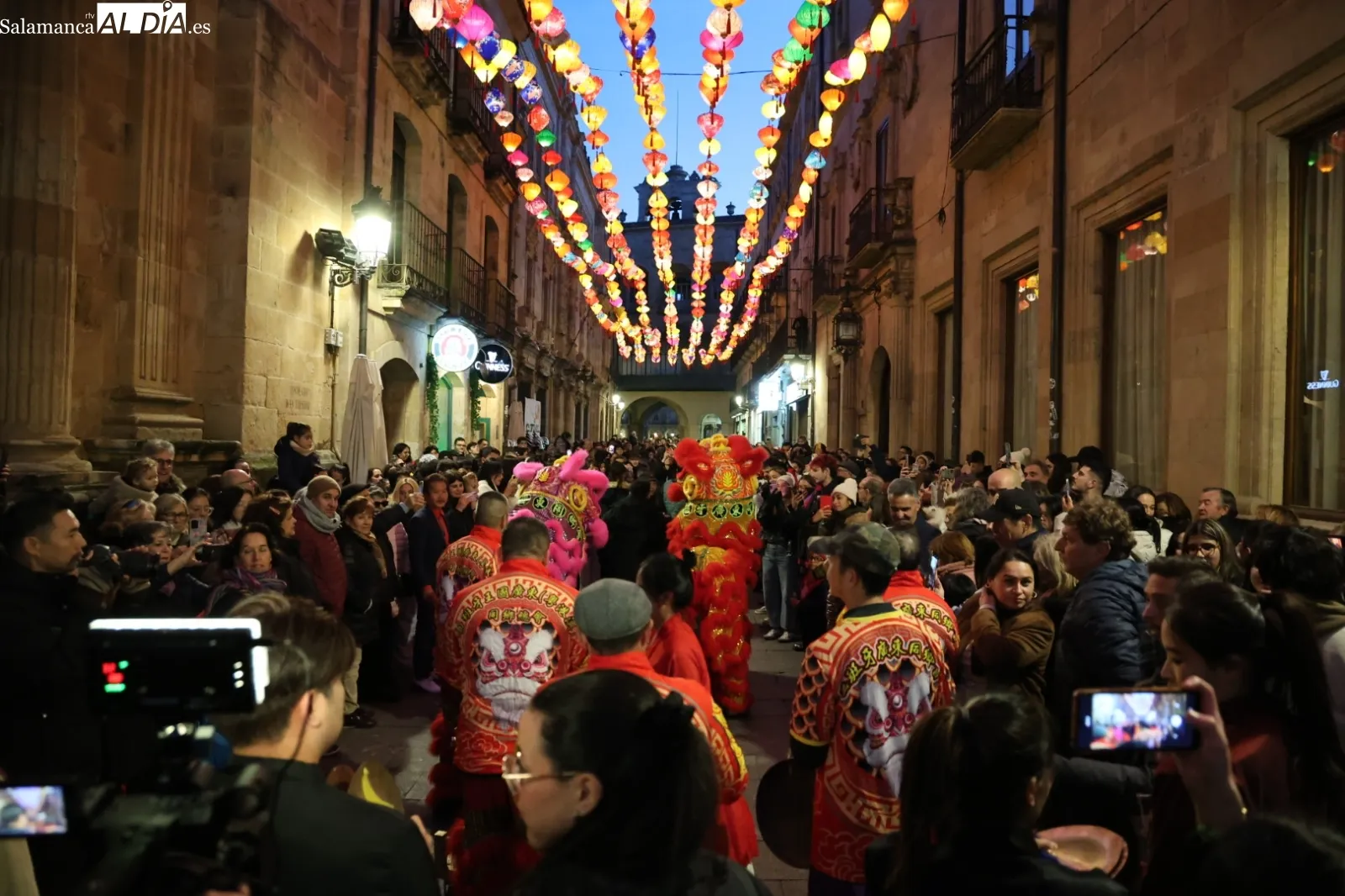 Encendido de farolillos tradicionales chinos en la calle Zamora, seguidos de desfile tradicional, baile y música en la Plaza Mayor. Fotos: David Sañudo