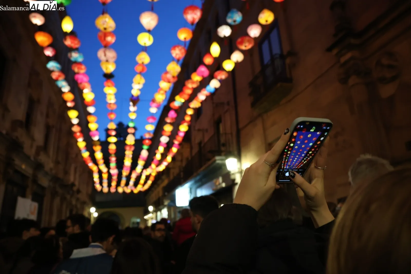 Encendido de farolillos tradicionales chinos en la calle Zamora, seguidos de desfile tradicional, baile y música en la Plaza Mayor. Fotos: David Sañudo
