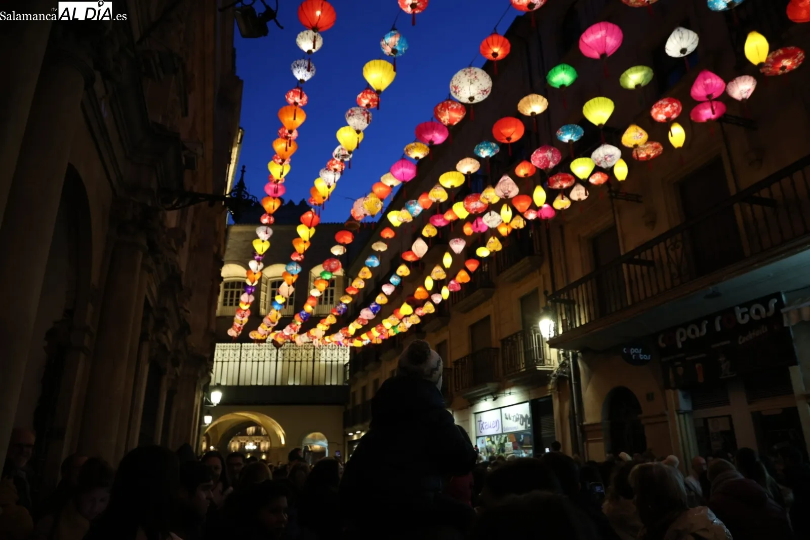 Encendido de farolillos tradicionales chinos en la calle Zamora, seguidos de desfile tradicional, baile y música en la Plaza Mayor. Fotos: David Sañudo