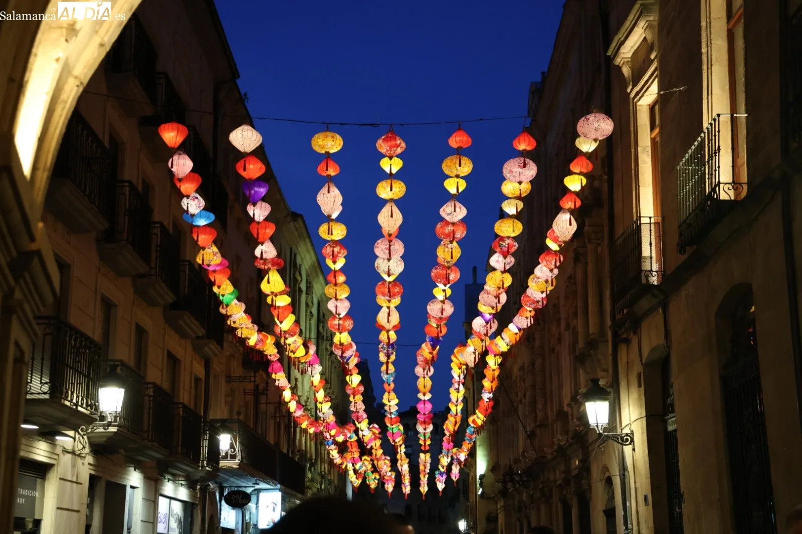 Encendido de farolillos tradicionales chinos en la calle Zamora, seguidos de desfile tradicional, baile y música en la Plaza Mayor. Fotos: David Sañudo