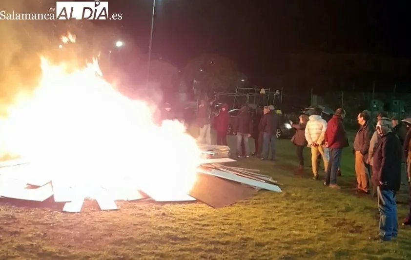 Hoguera de la 'engualera' en Cipérez