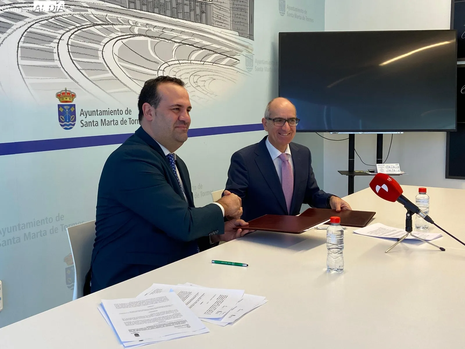 El alcalde de Santa Marta de Tormes, David Mingo, y el presidente de la Diputación de Salamanca, Javier iglesias en la firma del convenio | FOTOS: Vanesa Martins 