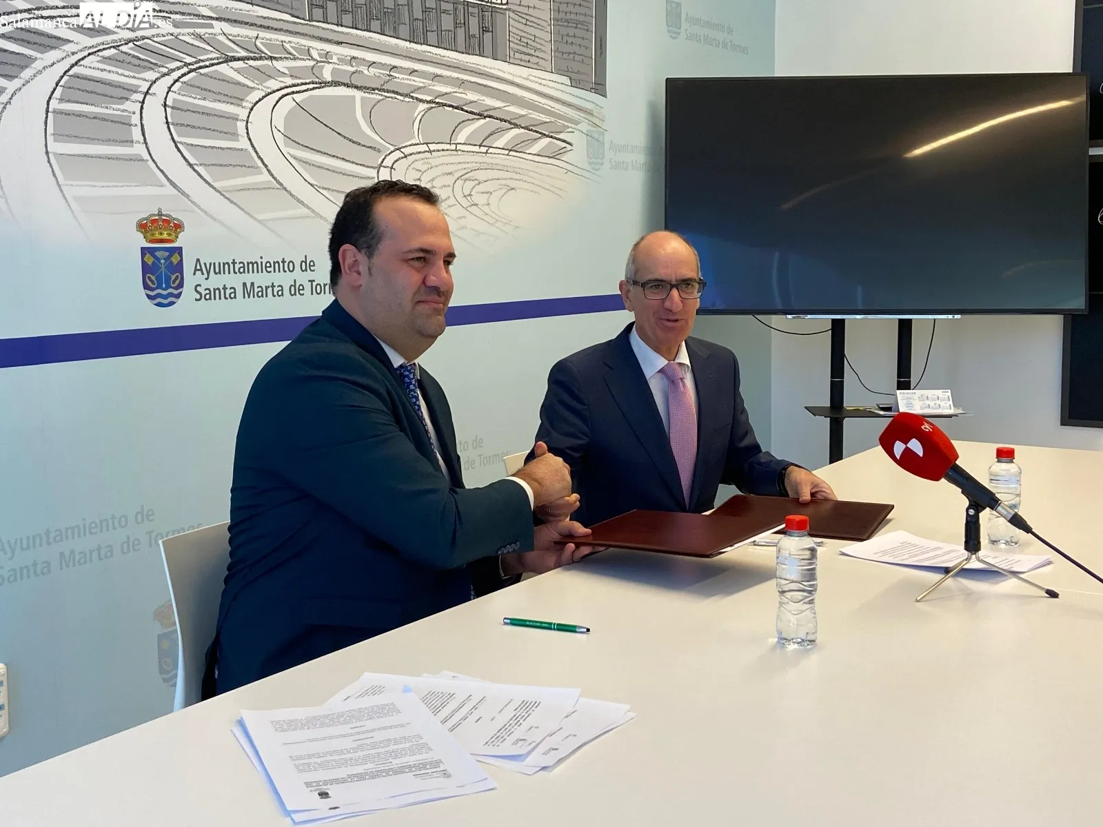 El alcalde de Santa Marta de Tormes, David Mingo, y el presidente de la Diputación de Salamanca, Javier iglesias en la firma del convenio | FOTOS: Vanesa Martins 